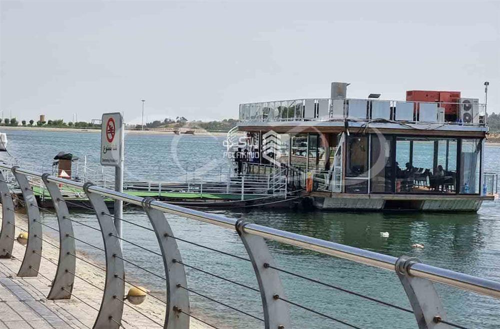 رستوران در کنار دریاچه چیتگر